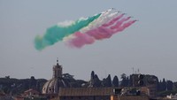 Ini dia momen atraksi pesawat dari angkatan udara Italia saat merayakan Hari Republik ke-76.