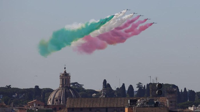 1400576675 ROME, ITALY - JUNE 02: The Frecce Tricolori fly over Rome during the celebration for the 76th anniversary of the Italian Republic on June 02, 2022 in Rome, Italy. (Photo by Emmanuele Ciancaglini/Ciancaphoto Studio/Getty Images)