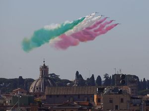 Warna-warni Langit Roma di Hari Kemerdekaan Italia