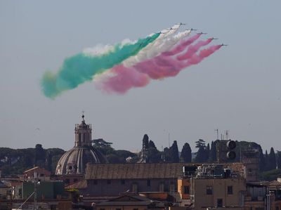 Warna-warni Langit Roma di Hari Kemerdekaan Italia