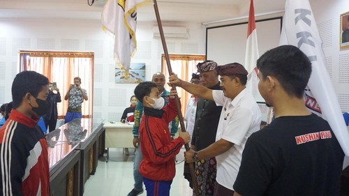 36 Atlet Karate Kushin Ryu M Karate-Do Indonesia (KKI) Pengkab Klungkung untuk mengikuti Kejuaraan Gubernur Cup 2022-Bali dilepas Wakil Bupati Klungkung, I Made Kasta