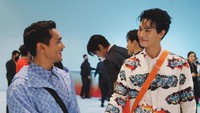 Afgan tampak akrab ketika mengobrol dengan Win Metawin. (Foto: dok. Instagram @afganmanagement) 