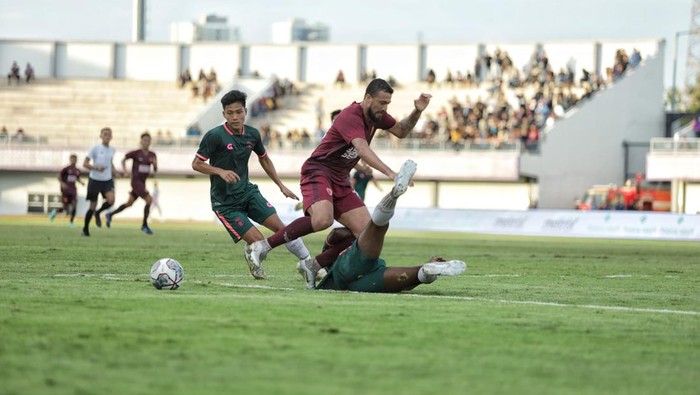 Aksi Striker PSM Makassar, Everton Nascimento saat melawan Persita Tangerang