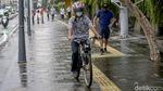 Ada-ada Saja, Pesepeda Ini Gowes Pakai Helm Motor