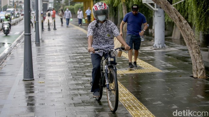 Aksi Tak Biasa Pesepeda di Jalanan Ibu Kota, Gowes Pakai Helm Motor Helm jadi benda penting yang digunakan pesepeda saat gowes di jalanan. Namun bukan mengenakan helm sepeda, goweser di Jakarta ini justru pakai helm motor.