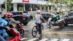 Ada-ada Saja, Pesepeda Ini Gowes Pakai Helm Motor