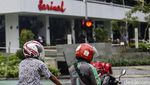 Ada-ada Saja, Pesepeda Ini Gowes Pakai Helm Motor