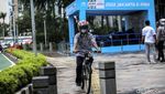 Ada-ada Saja, Pesepeda Ini Gowes Pakai Helm Motor