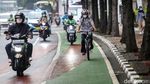 Ada-ada Saja, Pesepeda Ini Gowes Pakai Helm Motor