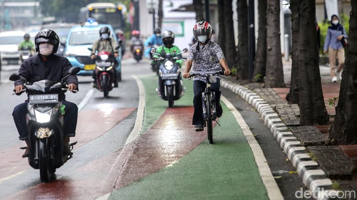 Helm jadi benda penting yang digunakan pesepeda saat gowes di jalanan. Namun bukan mengenakan helm sepeda, goweser di Jakarta ini justru pakai helm motor.
