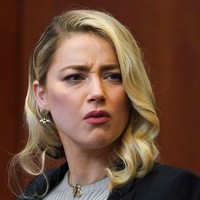 Amber Heard menunjukkan beragam ekspresi selama mengikuti persidangan kasusnya melawan Johnny Depp. Mulai dari bingung, marah, sedih hingga menangis. Foto: Getty Images