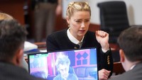 Setahun yang lalu, Amber Heard berseteru dengan eks suaminya Johnny Depp dan bertemu di meja hijau. Foto: Getty Images