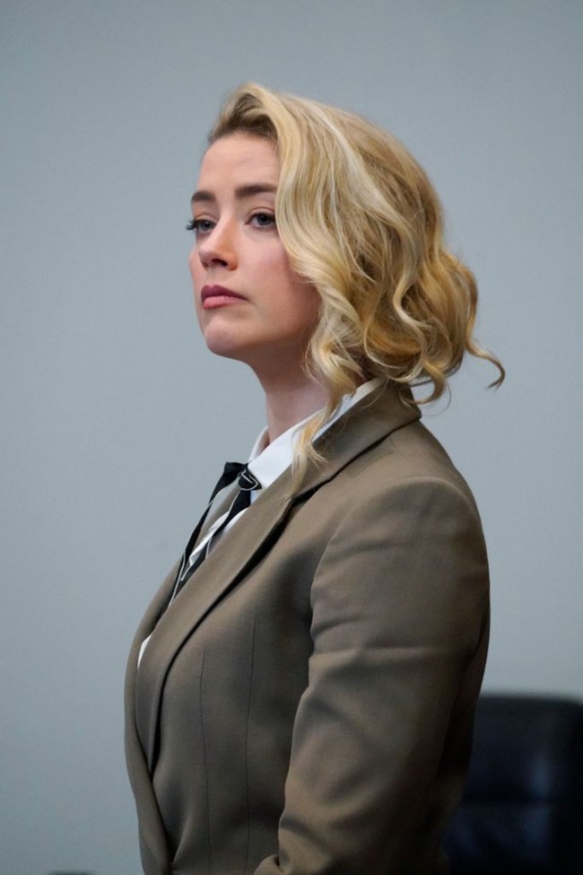 Putusan sidang tersebut membuat Amber Heard merasa sangat kecewa. Dia menilai kekalahannya sebagai kemunduran untuk para wanita. Foto: Getty Images