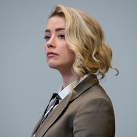 Putusan sidang tersebut membuat Amber Heard merasa sangat kecewa. Dia menilai kekalahannya sebagai kemunduran untuk para wanita. Foto: Getty Images