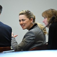 Berkali-kali menangis dalam sidang ternyata tak membuat para juri luluh. Dalam sidang putusan, Amber Heard dinyatakan bersalah atas kasus pencemaran nama baik. Dia harus membayar Johnny Depp US$ 10,35 juta atau Rp 150,6 miliaran. Sedangkan Depp terbukti bersalah atas salah satu klaim dari Amber soal tuduhan menyebarkan hoax, pemain Aquaman tersebut juga berhak atas kompensasi senilai US$ 2 juta atau Rp 29 miliar. Foto: Getty Images