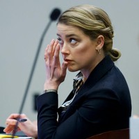 Amber Heard berkali-kali menangis dalam sidang kasusnya dengan Johnny Depp. Pada sidang 27 April 2022, dia menangis saat mendengar kesaksian mantan agen Johnny Depp, Christian Carino. Sang mantan agen mengungkapkan kalau bintang film Rum’s Diary itu pacaran dengan Elon Musk saat masih menikah dengan Depp. Foto: Getty Images