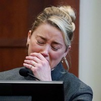 Amber Heard yang kerap menunjukkan ekspresi wajah berbeda-beda selama persidangan jadi bahan perbincangan netizen. Termasuk soal tangisannya yang dianggap tak wajar. Dia bahkan dijuluki psikopat oleh netizen. Foto: Getty Images