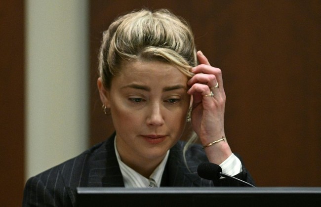 Amber Heard harus menjalani sidang di Fairfax County Circuit Courthouse in Fairfax, Virginia setelah membuat tulisan di Washington Post mengenai pengalaman pribadinya terkait KDRT. Meski tidak menyebutkan nama, Amber dianggap merujuk pada Johnny Depp. Foto: Getty Images