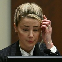 Amber Heard harus menjalani sidang di Fairfax County Circuit Courthouse in Fairfax, Virginia setelah membuat tulisan di Washington Post mengenai pengalaman pribadinya terkait KDRT. Meski tidak menyebutkan nama, Amber dianggap merujuk pada Johnny Depp. Foto: Getty Images