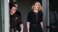 Amber Heard sedih karena bukti-bukti yang dibawa tidak bisa mendukung pengakuannya. Foto: Los Angeles Times via Getty Imag/Kent Nishimura