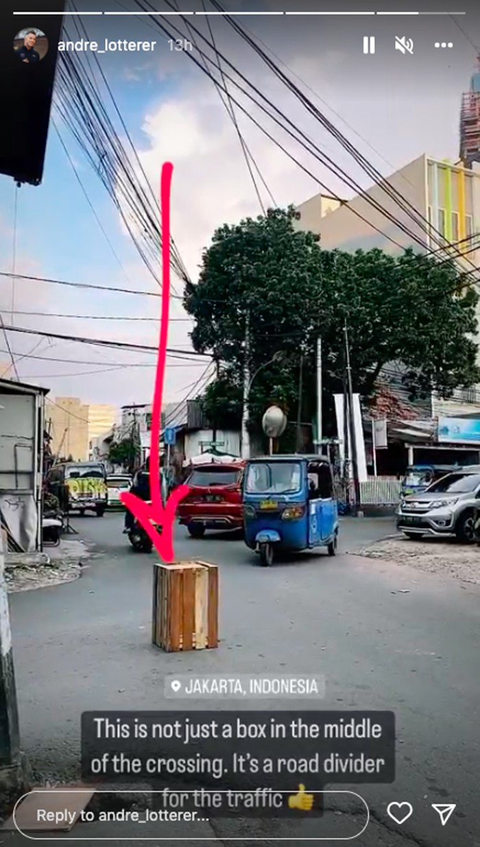 Andre Lotterer kagum dengan peti kayu melintang di tengah jalan Jakarta