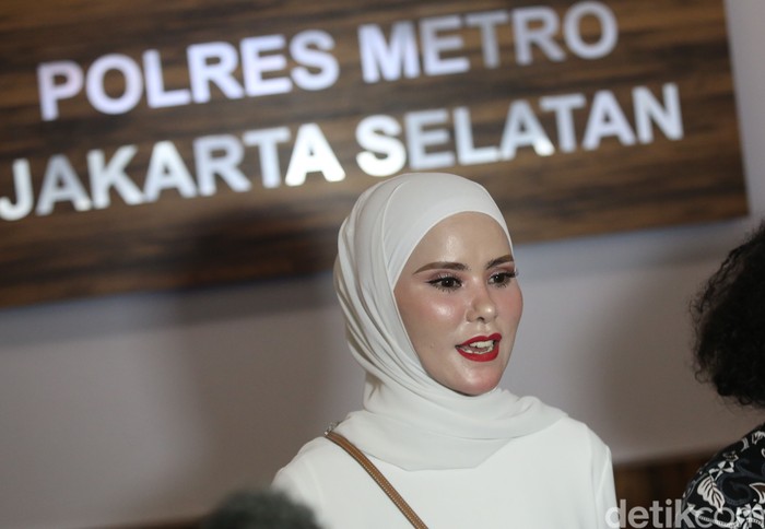 Angel Lelga Angel Lelga saat ditemui usai menjalani pemeriksaan terkait penipuan di Polres Jakarta Selatan, Jakarta, Kamis, (2/6/2022).