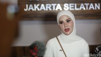 Selain itu, Angel Lelga merasa telah ditipu lantaran uang investasinya tak kembali. (Foto: Palevi/detikcom) 