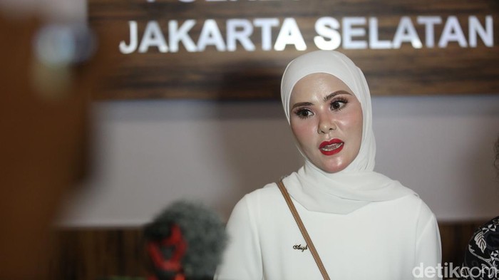 Angel Lelga saat ditemui usai menjalani pemeriksaan terkait penipuan di Polres Jakarta Selatan, Jakarta, Kamis, (2/6/2022).