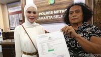 Mantan istri Vicky Prasetyo itu kini mempercayakan permasalahan ini ke polisi dan memprosesnya ke jalur hukum. (Foto: Palevi/detikcom) 