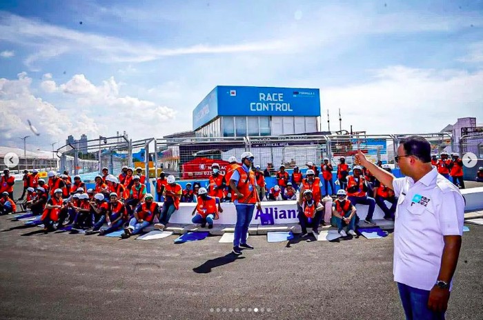 Anies Baswedan jajal mobil Formula E