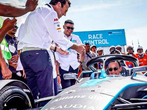 Anies Baswedan Jajal Mobil Formula E di Sirkuit Ancol
