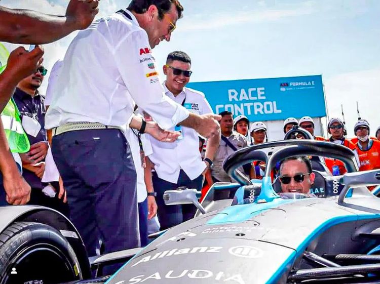Anies Baswedan Jajal Mobil Formula E di Sirkuit Ancol