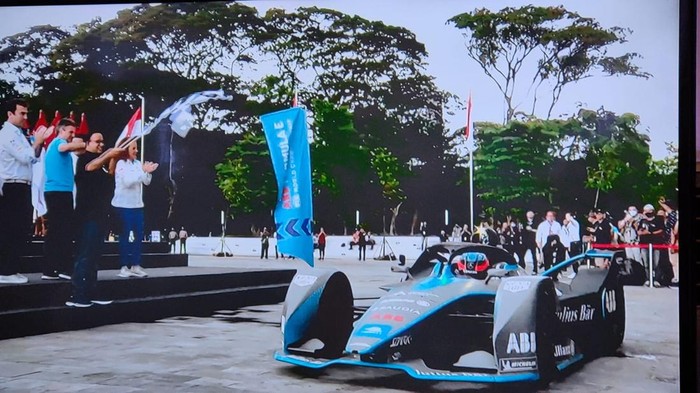 Anies Hadiri Meet and Greet, Pebalap Formula E Ngedrift di Monas