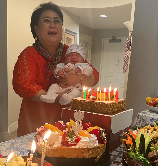 Tak hanya Yora, ibu Indra Priawan, Kalina Damiri juga terlihat begitu dekat dengan baby Izz. Di hari ulang tahunnya, Kalina tampak merayakan bersama sang cucu. Terlihat baby Izz yang tengah digendong oleh neneknya. Foto: Instagram/@yorafebrina