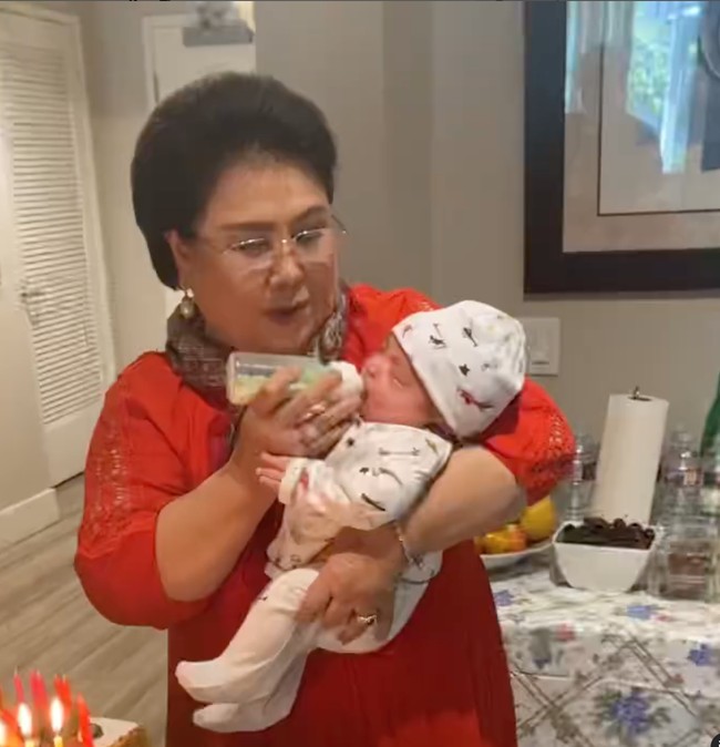 Nikita Willy sendiri sebelumnya memang telah memutuskan untuk tidak menyewa jasa pengasuh untuk anaknya. Untungnya kedua nenek baby Izz terlihat selalu siap membantu menjaga cucu kesayangannya itu. Karlina Damiri sendiri bukanlah orang sembarangan. Nenek Baby Izz itu merupakan Konsul Kehormatan Monaco untuk Indonesia. Foto: Instagram/@yorafebrina