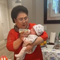 Nikita Willy sendiri sebelumnya memang telah memutuskan untuk tidak menyewa jasa pengasuh untuk anaknya. Untungnya kedua nenek baby Izz terlihat selalu siap membantu menjaga cucu kesayangannya itu. Karlina Damiri sendiri bukanlah orang sembarangan. Nenek Baby Izz itu merupakan Konsul Kehormatan Monaco untuk Indonesia. Foto: Instagram/@yorafebrina