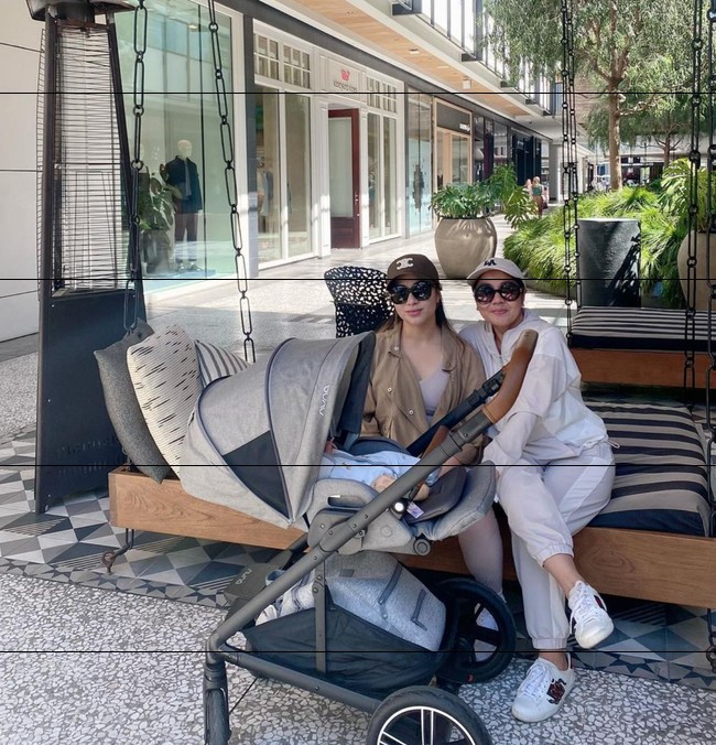 Nenek baby Izz juga kerap terlihat menemani anak dan cucu tersayangnya itu jalan-jalan. Seperti gaya Yora ketika berpose bersama Nikita dan Baby Izz ini. Selalu nempel dengan sang cucu, tak heran jika baby Izz begitu dekat dengan neneknya. Foto: Instagram/@yorafebrina