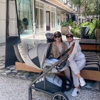 Nenek baby Izz juga kerap terlihat menemani anak dan cucu tersayangnya itu jalan-jalan. Seperti gaya Yora ketika berpose bersama Nikita dan Baby Izz ini. Selalu nempel dengan sang cucu, tak heran jika baby Izz begitu dekat dengan neneknya. Foto: Instagram/@yorafebrina