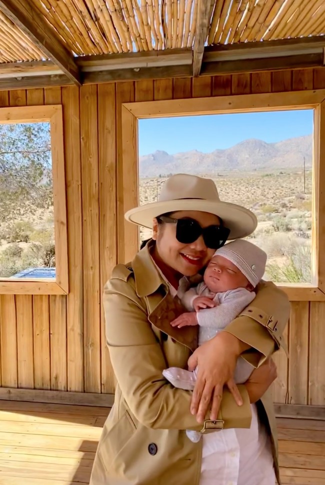 Nenek baby Izz juga sering ikut berlibur bersama Nikita Willy dan keluarga kecilnya. Digendong oleh sang nenek, baby Izz terlihat begitu imut dan menggemaskan. Foto: Instagram/@yorafebrina