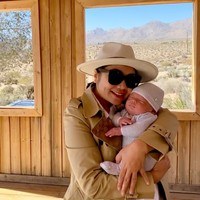 Nenek baby Izz juga sering ikut berlibur bersama Nikita Willy dan keluarga kecilnya. Digendong oleh sang nenek, baby Izz terlihat begitu imut dan menggemaskan. Foto: Instagram/@yorafebrina