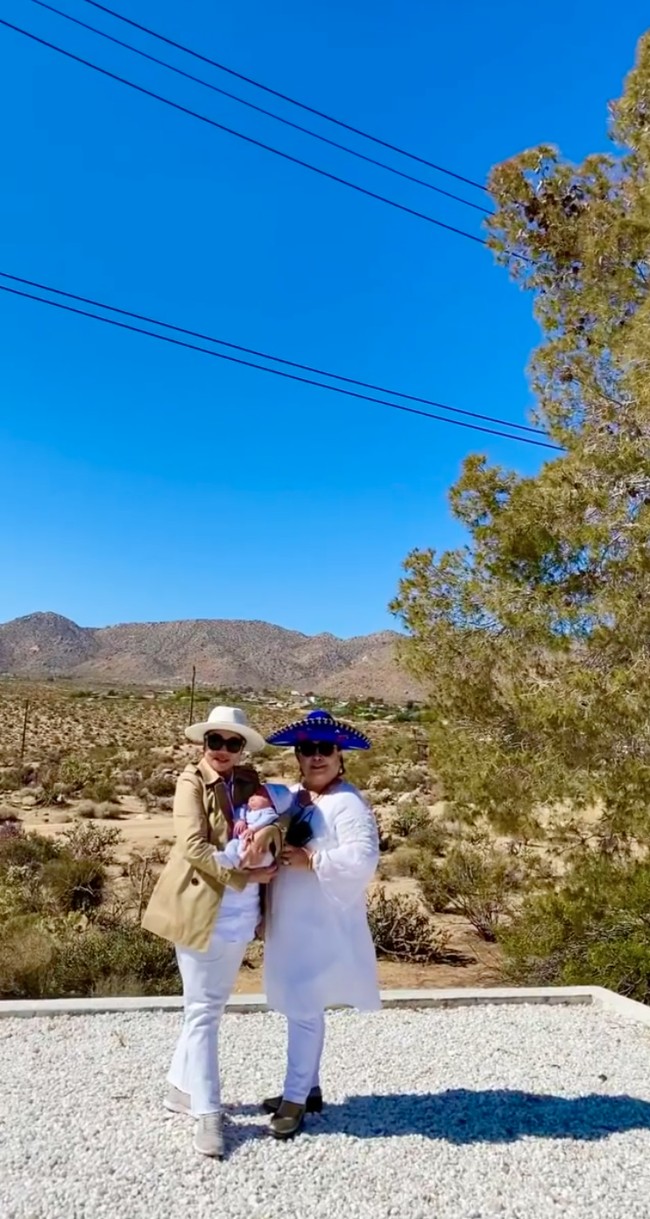 Kedua nenek baby Izz, Yora dan Kalina juga selalu terlihat kompak ketika menjaga cucu tercinta mereka. Kekompakan keduanya yang seringkali membuat netizen menjadi iri dan membanjiri unggahannya dengan beragam pujian. Foto: Instagram/@yorafebrina