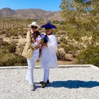 Kedua nenek baby Izz, Yora dan Kalina juga selalu terlihat kompak ketika menjaga cucu tercinta mereka. Kekompakan keduanya yang seringkali membuat netizen menjadi iri dan membanjiri unggahannya dengan beragam pujian. Foto: Instagram/@yorafebrina