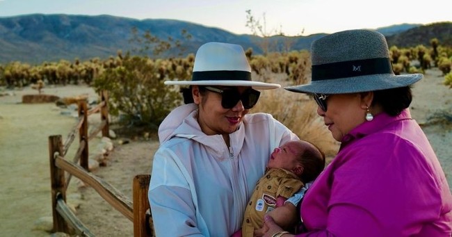 Walaupun Nikita Willy dan Indra Priawan kini menetap di Amerika, namun hal itu tidak membuat sang anak, baby Izz jadi jauh dengan kedua neneknya. Justru sejak baby Izz dilahirkan sampai saat ini, ibunda Nikita Willy dan Indra Priawan tampak selalu membantu mengurus anak pertama Indra dan Nikita itu. Foto: Instagram/@yorafebrina