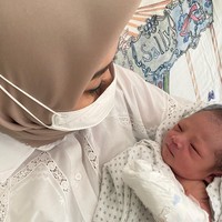 Ibu Nikita Willy, Yora Febrina Rafions sendiri seringkali membagikan kebersamaannya bersama sang cucu ke akun Instagram pribadinya. Seperti dalam foto yang satu ini, ketika Yora terlihat menggendong baby Izz yang baru lahir. Foto: Instagram/@yorafebrina