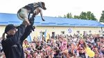 Bak Selebriti, Anjing Pelacak Ini Ramai Diajak Foto Bersama di Ukraina