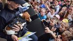 Bak Selebriti, Anjing Pelacak Ini Ramai Diajak Foto Bersama di Ukraina
