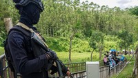 Penjagaan tersebut untuk memberikan pengamanan ke setiap wisatawan domestik maupun luar negeri yang berkunjung di lokasi baru Ibu Kota Negara (IKN).(Indrayadi TH/Antara Foto)