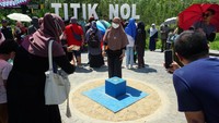 Pengunjung berfoto di lokasi titik nol pembangunan Ibu Kota Nusantara (IKN) di Penajam Paser Utara, Kalimantan Timur, Rabu (1/6/2022). (Olha Mulalinda/Antara Foto)  