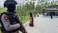 Seorang aparat keamanan Batalyon C Pelopor Brimob Kalimantan Timur bersiaga di kawasan titik nol Ibu Kota Negara (IKN) Nusantara, Kecamatan Sepaku, Kabupaten Penajam Paser Utara, Kalimantan Timur, Rabu (1/6/2022). (Indrayadi TH/Antara Foto)  