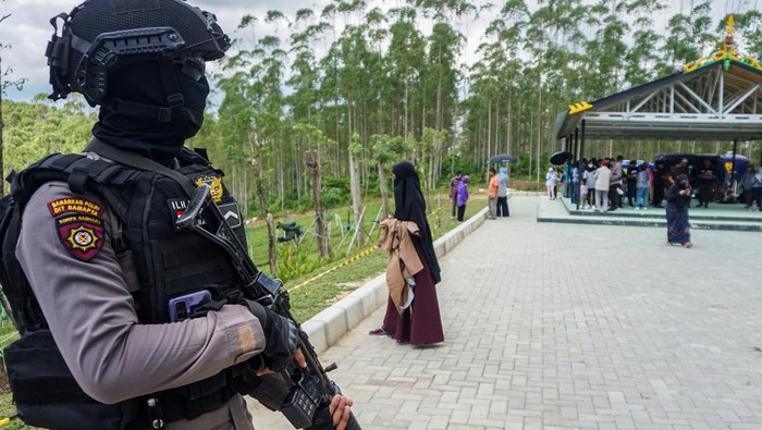 Sejumlah aparat keamanan Batalyon C Pelopor Brimob Kalimantan Timur bersiaga di kawasan titik nol Ibu Kota Negara (IKN) Nusantara, Kecamatan Sepaku, Kabupaten Penajam Paser Utara, Kalimantan Timur, Rabu (1/6/2022). Penjagaan tersebut untuk memberikan pengamanan ke setiap wisatawan domestik maupun luar negeri yang berkunjung di lokasi baru Ibu Kota Negara (IKN). ANTARA FOTO/Indrayadi TH/nz